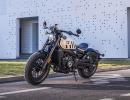 cfmotocl c bobber stojici pred budovou