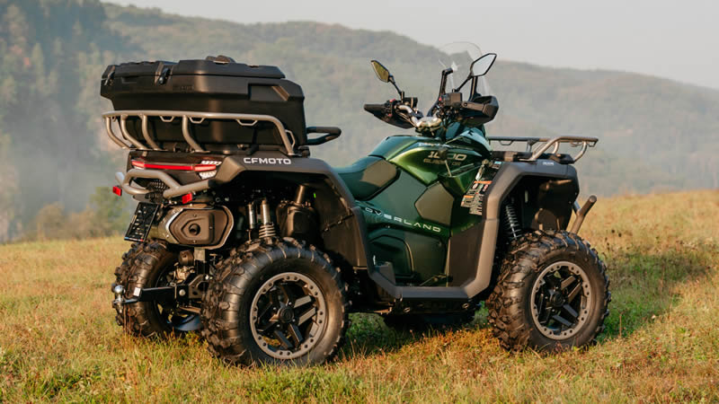 Boční pohled na čtyřkolku CFMOTO GLADIATOR X1000 OVERLAND G3 stojící na louce