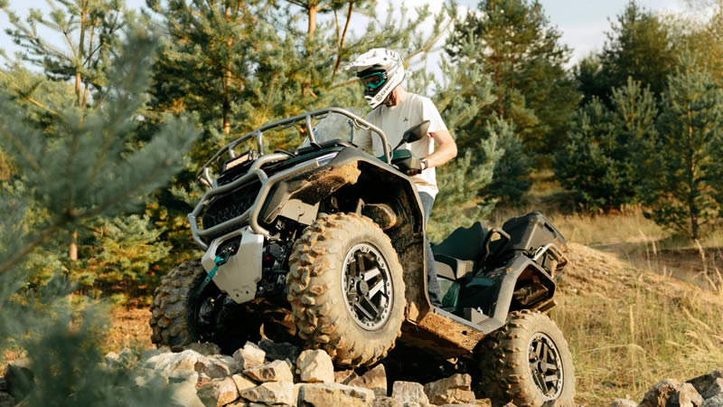 Přední pohled na čtyřkolku CFMOTO Gladiator X1000 Overland G3 jedoucí po kamení