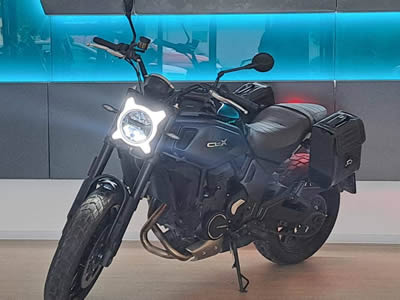 CFMOTO 700CL-X Heritage - levý pohled na stojící motorku v černé barvě s bočními cestovními kufry