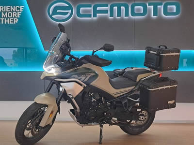 CFMOTO 800MT Touring - levý pohled na stojící motorku v pískové barvě s černými kufry