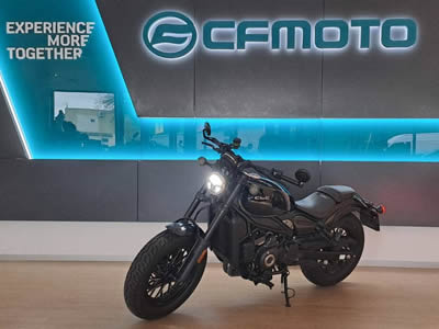 CFMOTO 450CL-C - boční pohled na motocykl stojící v prodejně