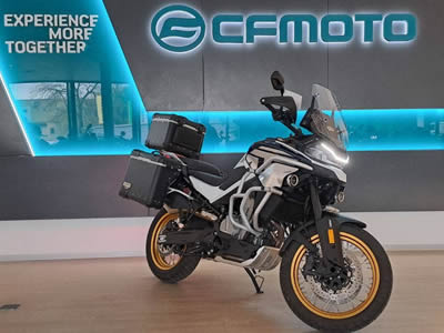 CFMOTO 800MT Explore - boční pohled na motocykl stojící v prodejně