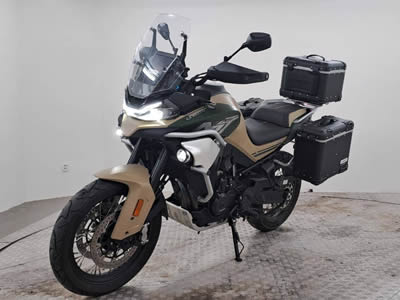 CFMOTO 800MT Touring - boční pohled na motocykl stojící v prodejně