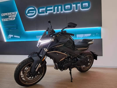 CFMOTO 800NK - boční pohled na motocykl stojící v prodejně